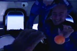 مجلة سماء الليل - جيف بيزوس يستمتع برحلة إلى الفضاء على متن طائرة نيو شيبرد