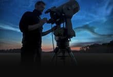 التنبؤات الجوية - رجل ينظر من خلال التلسكوب